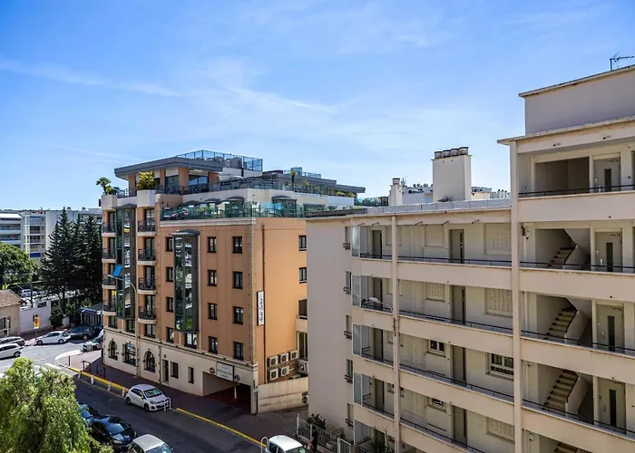 Beautiful Haussmannian Apartment - South Balcony