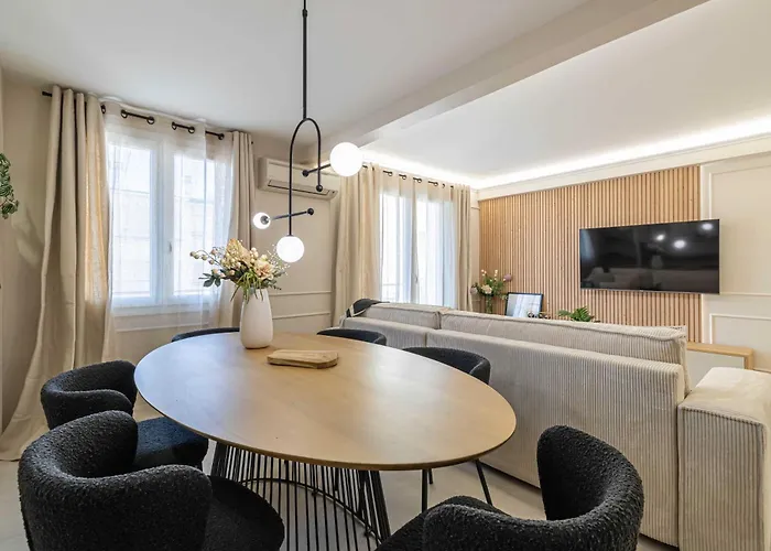 Beautiful Haussmannian Apartment - South Balcony